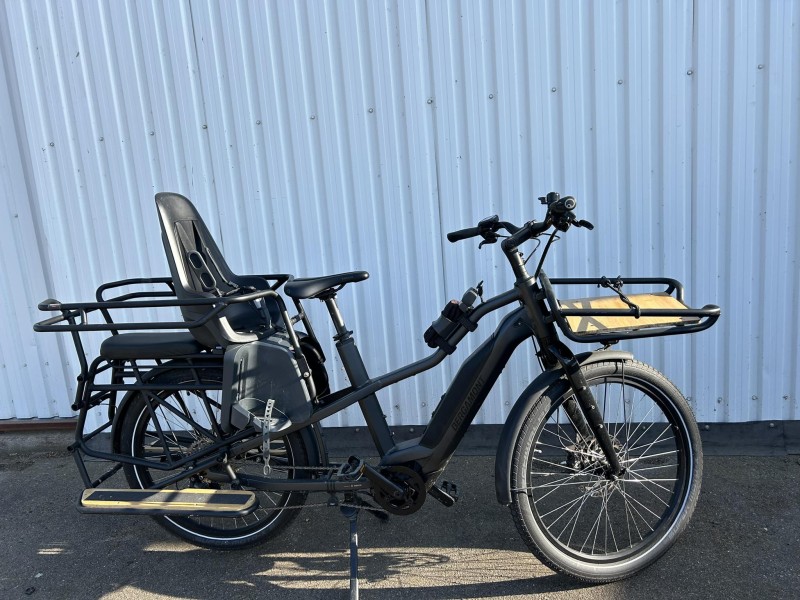 Bergamont E-Cargoville LT Expert electric cargo bike with child seat on rear rack, ideal for family rides in Odsherred